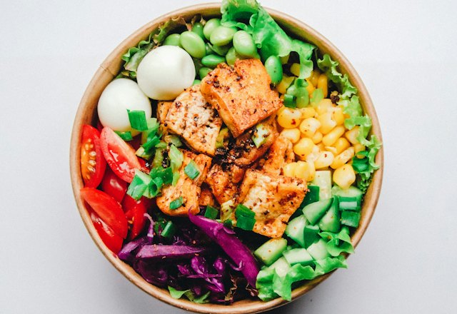 High-protein salad bowl with tofu and eggs